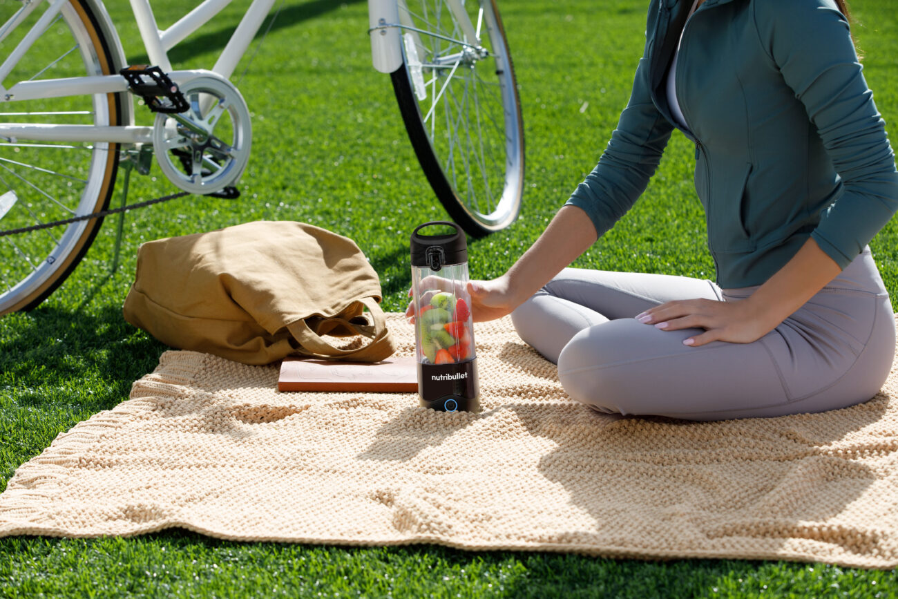 nb_portable-blender_lifestyle_on-the-go_picnic_hires